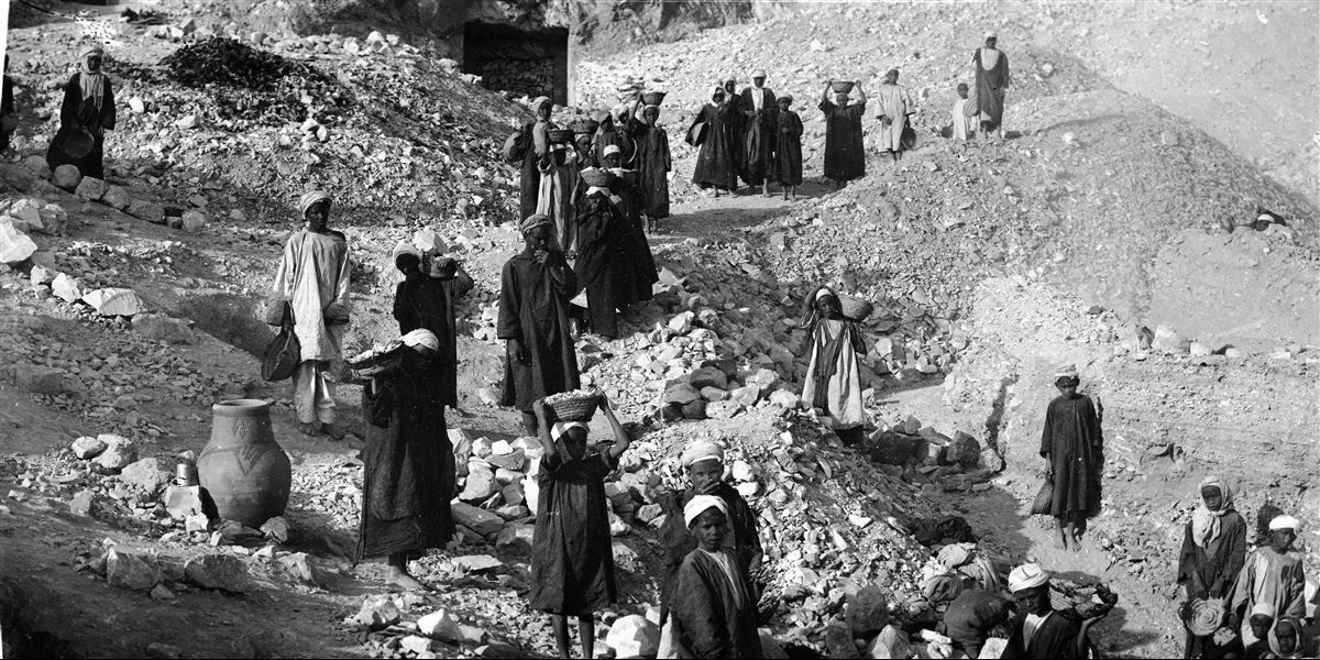 Momento di scavo nella Valle, non lontano dal pozzo della tomba QV 47, della principessa Ahmose. Sullo sfondo, l’ingresso alla tomba QV 45. Scavi Schiaparelli.