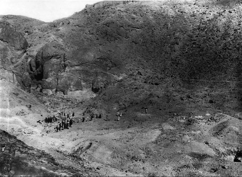 Excavation trials at the end of the Valley, not far from the tomb of Amonherkhepeshef (QV55). (Original label: on the left bank of the stream, in search of other tombs). Schiaparelli excavations.