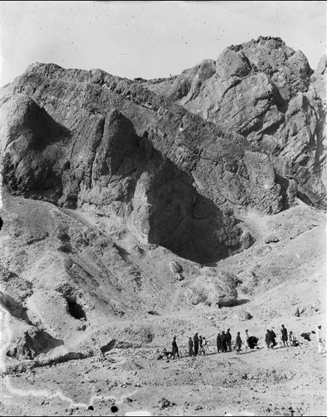 Excavating at the end the Valley of the Queens, in front of the newly discovered tomb of Prince Amonherkhepeshef (QV55), which had not yet received its modern brick structural covering. Schiaparelli excavations. (Original label: view of the excavations at the end of the valley where the tomb of Prince Amonchopeshfu was found).  