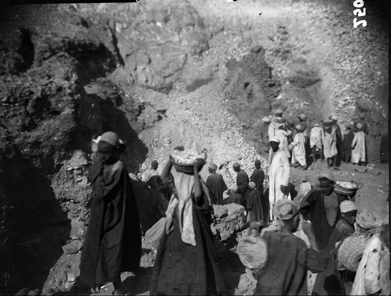 Momento di scavo nella Valle. Scavi Schiaparelli.