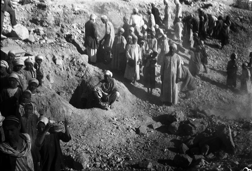 Momento di scavo nella Valle, operai ripresi durante i lavori. 