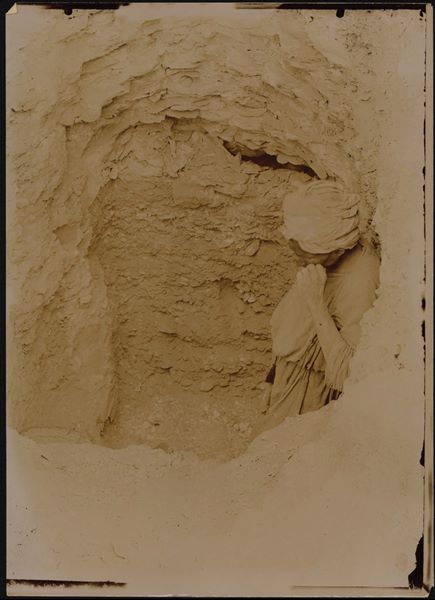 Ingresso del pozzo funerario conducente a una tomba scavata nella valletta laterale risalente alla XVIII dinastia, ancora chiusa dalle macerie. Scavi Schiaparelli. 