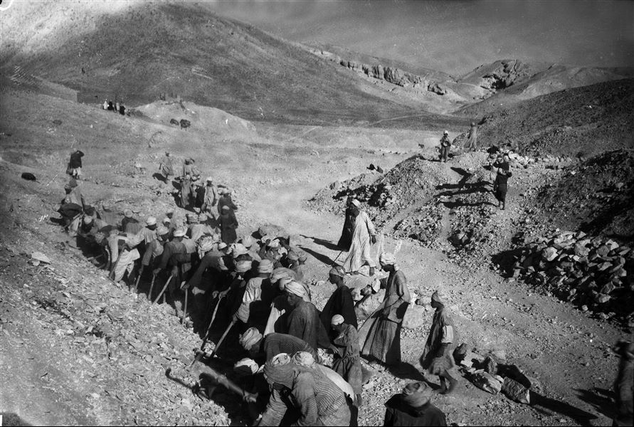 Momento di scavo all’inizio della Valle, sullo sfondo è visibile la struttura in mattoni della missione italiana. Presumibilmente scavi Farina. 