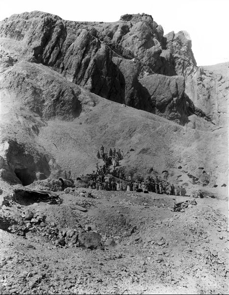 Excavating ​​in front of the newly discovered tomb of Prince Khaemwaset. (Original label: Excavation works at the end of the valley where the tomb of Prince Chamuas was found). Schiaparelli excavations. 