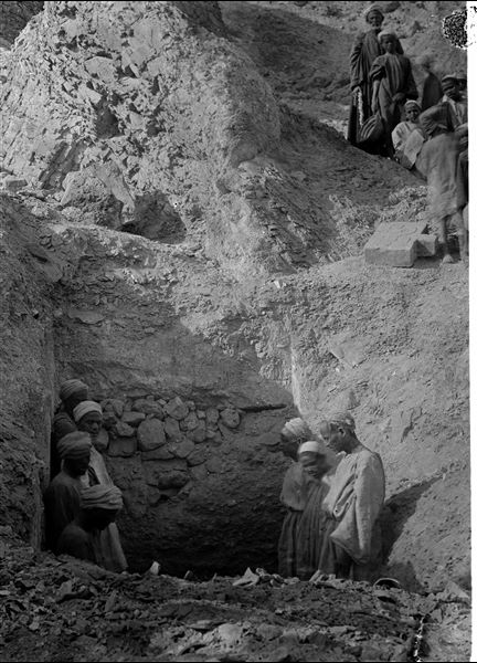 Excavating to access the tomb of Prince Setiherkhepeshef (QV43). (Original label: Discovery of the tomb of Prince Setirchopeshfu). Schiaparelli excavations.