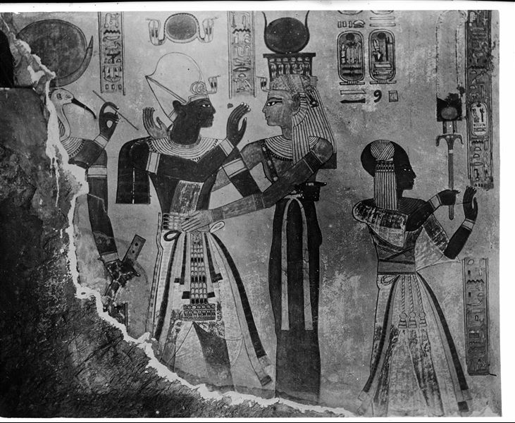 East wall (left) from the antechamber of the tomb of Amonherkhepeshef (QV55). On the left, the god Thoth is depicted behind Ramesses III who embraces the goddess Isis. On the right, Prince Amonherkhepeshef. Schiaparelli excavations. 