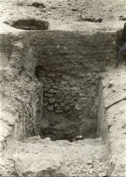 Tomb of Prince Amonherkepeshef (QV 55) in the Valley of the Queens. Starting the excavation of the tomb’s entrance, blocked with stones, (original caption: Stone closure of the tomb of Prince Amonchopeshfu). Schiaparelli excavations. 