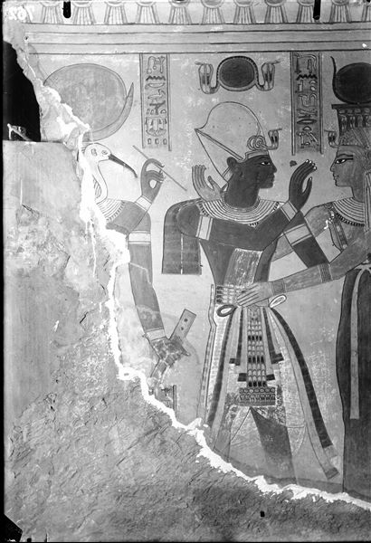 East wall (left) from the antechamber of the tomb of Amonherkhepeshef (QV55). On the left, the god Thoth is depicted behind Ramesses III who embraces the goddess Isis. Schiaparelli excavations.