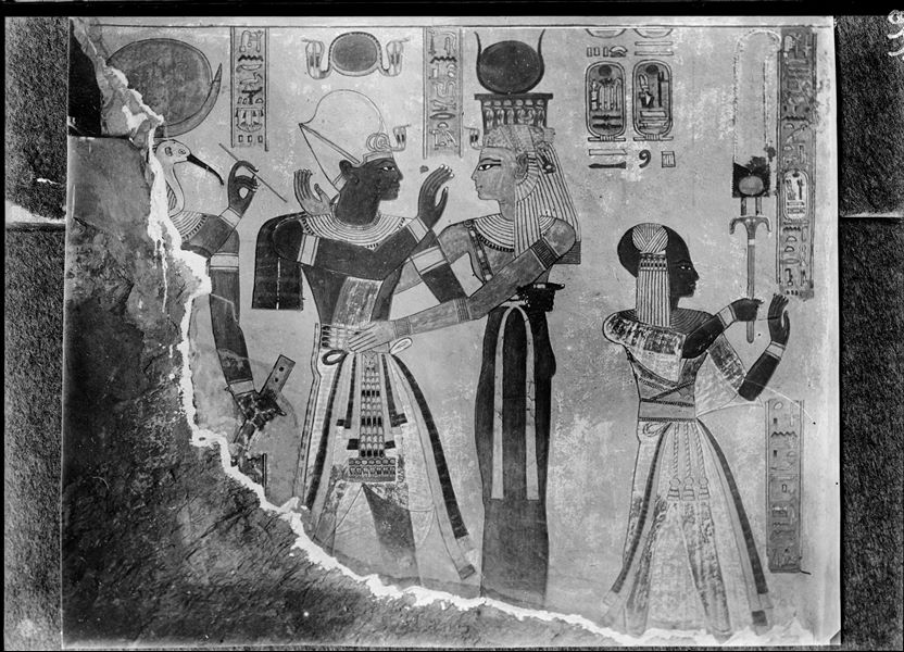 East wall (left) from the antechamber of the tomb of Amonherkhepeshef (QV55). On the left, the god Thoth is depicted behind Ramesses III who embraces the goddess Isis. On the right, Prince Amonherkhepeshef. Schiaparelli excavations.