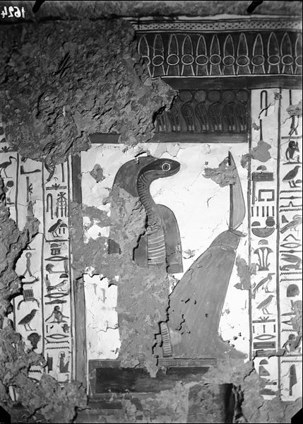 Burial chamber, east wall, scene 34. Continuation of the text from Spell 146 of the Book of the Dead. The sixth gate and its serpent-headed guardian can be seen. In recent times, part of the plaster from this wall has collapsed.