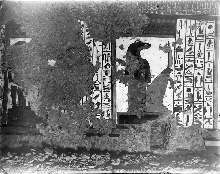 Burial chamber, east wall, scene 34. Continuation of the text from Spell 146 of the Book of the Dead. The seventh gate and its respective guardians can be seen. In recent times, part of the plaster from this wall has collapsed.