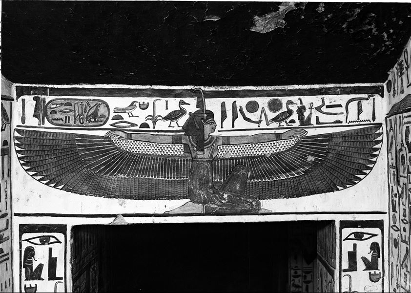 The winged goddess Maat is shown kneeling, depicted on the lintel of the entrance to the burial chamber (scene 28). She is facing east (right). The ceiling, like the rest of the tomb, is painted with stars. 