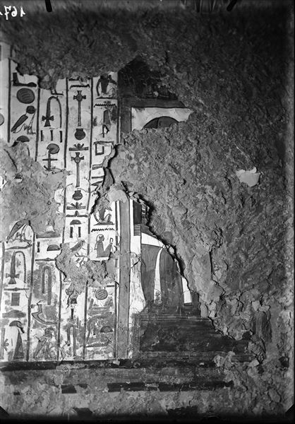 Burial chamber, east wall, scene 34. Continuation of the text from Spell 146 of the Book of the Dead. The seventh gate and its guardian can be seen. Unfortunately, the wall is too damaged to distinguish the guardian’s face. 