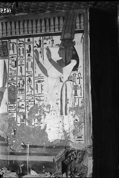 Burial chamber, south wall, east side, scene 33. Nefertari is shown in the act of adoration, facing east (left), in the direction of the first gate, which (she) the queen must pass through. In front of her is the beginning of the text from Spell 146 of the Book of the Dead. On the right, the entrance corridor.