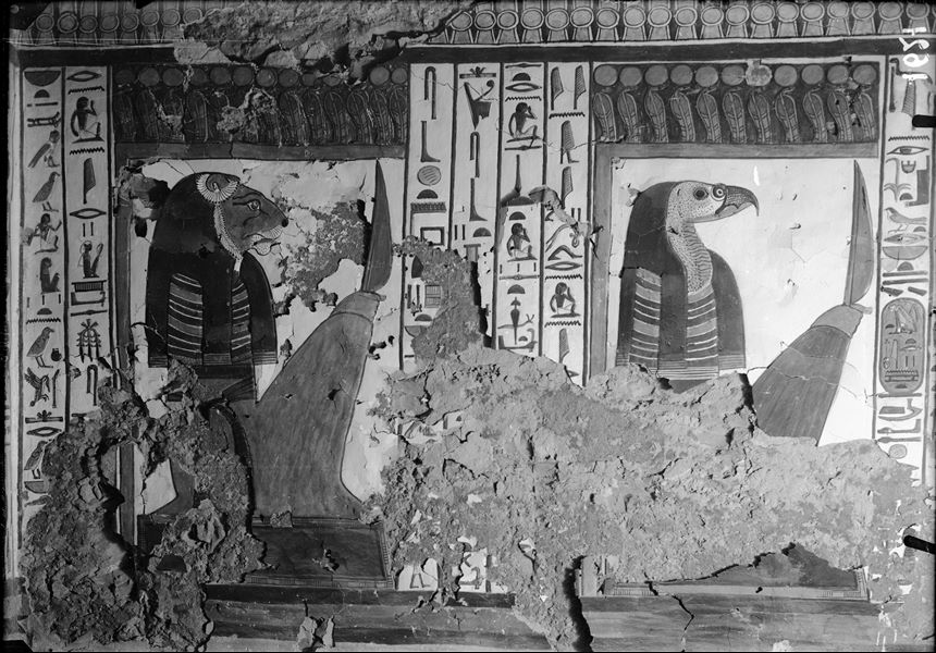 Burial chamber, south wall, east side, scene 33. Continuation of the text from Spell 146 of the Book of the Dead. The first two gates with their guardians can be seen. 