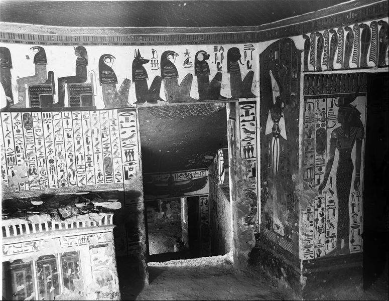 Panoramic view from the antechamber, north wall in the direction of the descending corridor. At the end of the corridor the burial chamber can be seen.