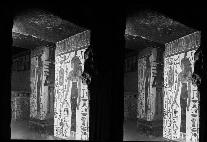 View of the vestibule and in the background; the antechamber, photographed from the first eastern annex (alcove). In the foreground, scene 12 is visible between the two rooms. On the north side, the goddess Maat can be seen. In the background, scene 11 represents the goddess Selkis.