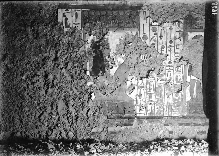 Burial chamber, east wall, scene 34. Continuation of the text from Spell 146 of the Book of the Dead. The eighth gate and its human-headed guardian can be seen. To the left of this, the wall must have contained the ninth gate, no longer visible. In recent times, an additional part of the plaster from this wall has collapsed, therefore the guardian of the eighth gate is no longer identifiable.