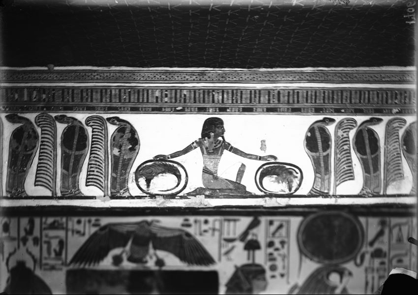 Lintel of the access to the vestibule from the antechamber, decorated with eleven uraeus-serpents alternating with eleven blue ostrich feathers. In the centre a kneeling deity. 