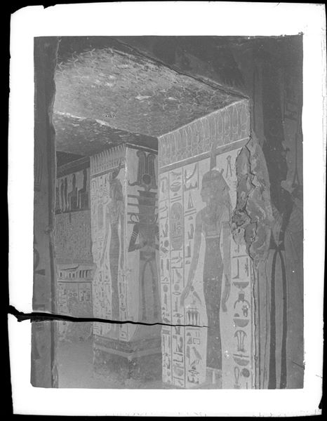 View of the vestibule and in the background; the antechamber, photographed from the first eastern annex (alcove). In the foreground, scene 12 is visible, between the two rooms, the goddess Maat can be seen. In the background, scene 11 represents the goddess Selkis.