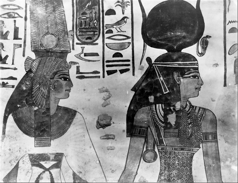 Vestibule, north wall, scene 10. Detail of the two figures, the goddess Isis on the right and Nefertari on the left.