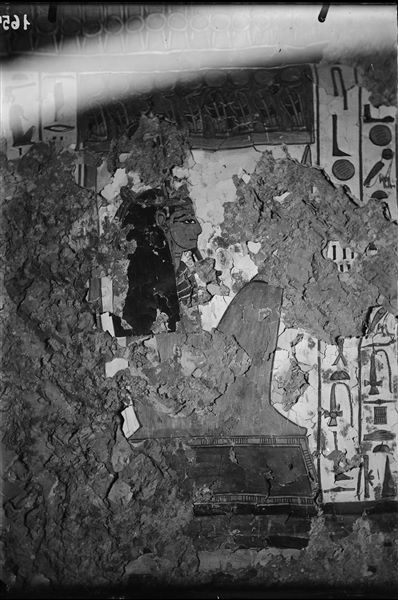Burial chamber, east wall, scene 34. Continuation of the text from Spell 146 of the Book of the Dead. The eighth gate and its human-headed guardian can be seen. In recent times, a part of the plaster from this wall has collapsed, therefore the guardian is no longer identifiable. 