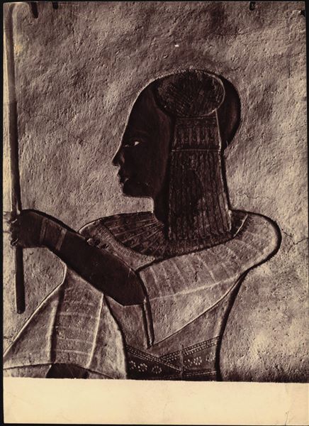 Fotografia doppia sovrapposta, ma si riconosce uno dei due scatti: una parete, mal conservata, relativa alla tomba QV40, attribuita ad una regina anonima. Fotografia simile, se non la stessa, di C00826. Scavi Schiaparelli.