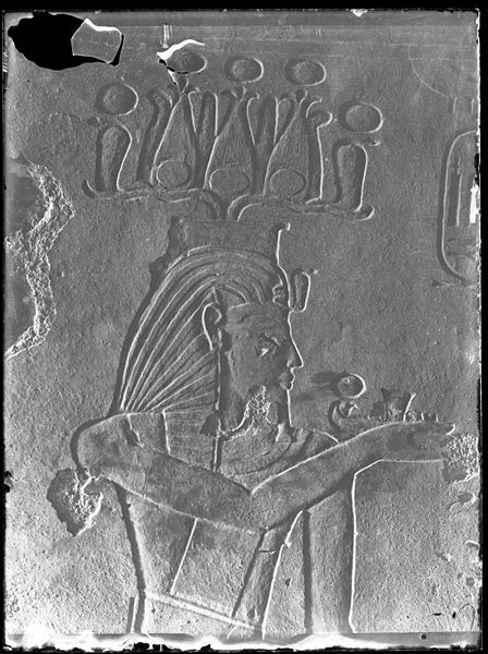 Parete ovest del secondo corridoio della tomba del principe Sethherkhepeshef (QV43), con la rappresentazione del faraone Ramesse III con corona Hemhem.