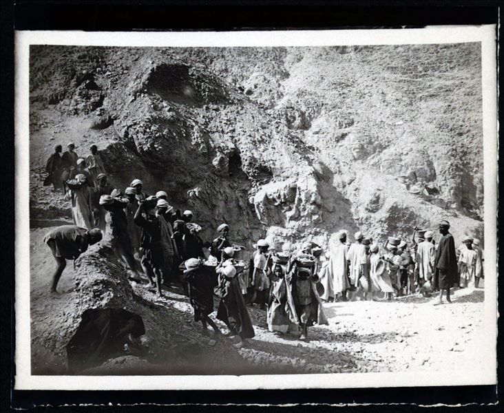 Lavori di scavo che condussero alla scoperta della tomba del principe Khaemuaset. Scavi Schiaparelli. 