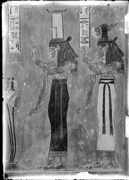 Parete sud (di fondo, scena 20) dell’annesso posteriore della tomba di Khaemuaset (QV44). Sono rappresentate le dee Nefti (a sinistra) e Serket (a destra), davanti a Osiride, non visibile in questa fotografia. Scavi Schiaparelli. 