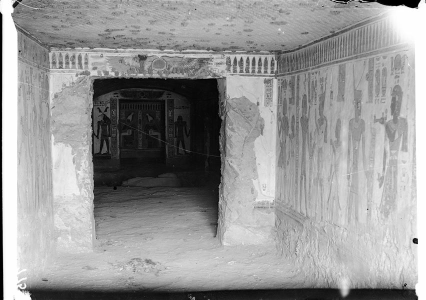 Vestibolo e camera funeraria della tomba del principe Khaemuaset (QV44), una volta svuotato dei sarcofagi di epoca successiva. Si nota, nella camera funeraria e mutilo nella parte inferiore, il sarcofago in granito dell’originario proprietario, il principe Khaemuaset (S.05215). Scavi Schiaparelli. 