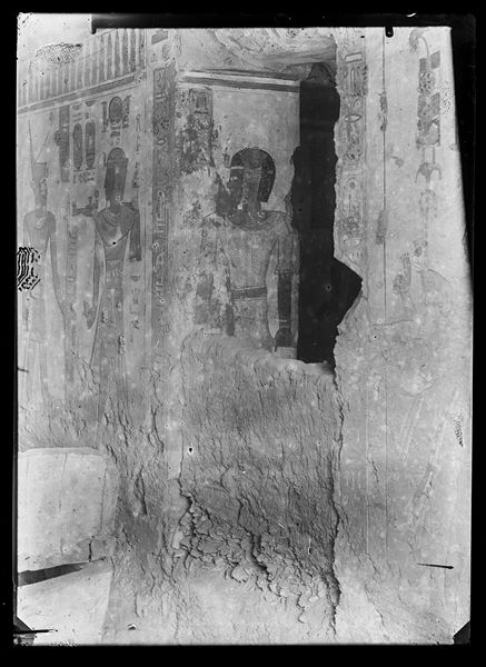 Parete ovest del vestibolo della tomba di Khaemuaset (QV44), dove si trova l’accesso all’annesso laterale. È curioso notare un muro costruito per ostruire l’accesso. Si vede chiaramente la parte inferiore di uno dei sarcofagi di epoca successiva trovati nella tomba. Scavi Schiaparelli.