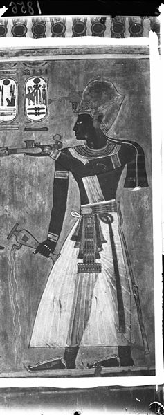 Parete ovest dell’annesso posteriore (scena 19) della tomba di Khaemuaset (QV44). È rappresentato il faraone Ramesse III, nella mano sinistra tiene un incensiere, mentre con la destra è nell’atto di compiere una libazione al dio Horus-Khenty-Kheti, non visibile in questa fotografia. Scavi Schiaparelli.