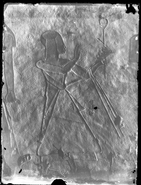 Parete sinistra della camera funeraria della tomba del principe Khaemuaset (QV44), nella Valle delle Regine. Il giovane personaggio rappresentato in questa fotografia è proprio il principe Khaemuaset. Scavi Schiaparelli.