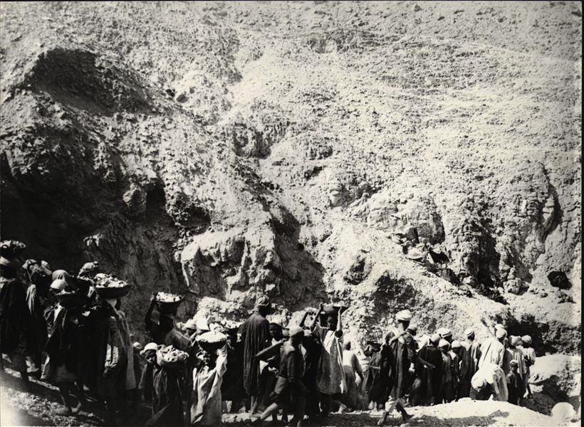 Momento di scavo in fondo alla Valle, nel punto dove si trovava, ancora ignota, la tomba di Khaemuaset (QV44). Questi lavori, poco tempo dopo, il 15 febbraio 1903, condussero alla scoperta della tomba. Scavi Schiaparelli. 