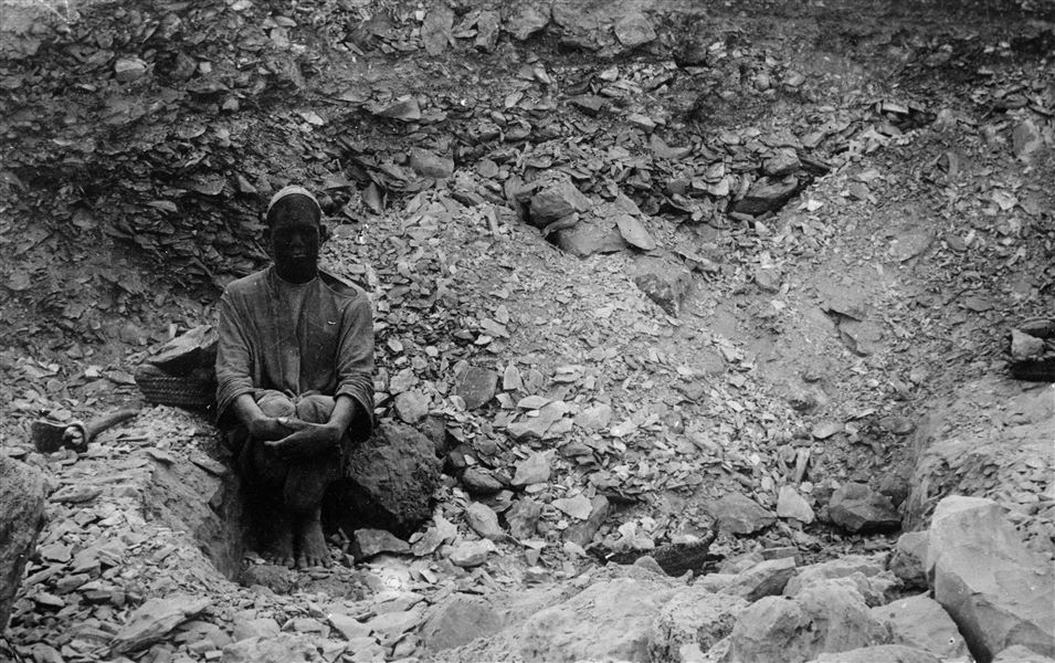 Momento di scavo nella Valle delle Regine, nel punto dove verrà scoperta la tomba di Amenherkhepeshef (QV55) (Didascalia originaria: primi indizi della scoperta della tomba di Amonchopeshfu). Scavi Schiaparelli. 