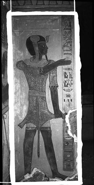 Rappresentazione del dio Iunmutef, con il tipico abito di pelle di leopardo, dalla parete a destra dell’accesso alla camera funeraria della tomba di Amenherkhepeshef (QV55). Scavi Schiaparelli.