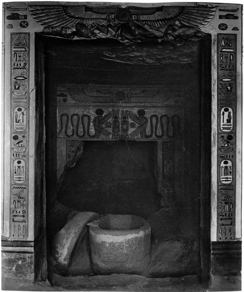 Interno della tomba del principe Amenherkhepeshef (QV55), al momento della scoperta. In primo piano, il sarcofago in granito del principe, nella camera funeraria. Scavi Schiaparelli. 