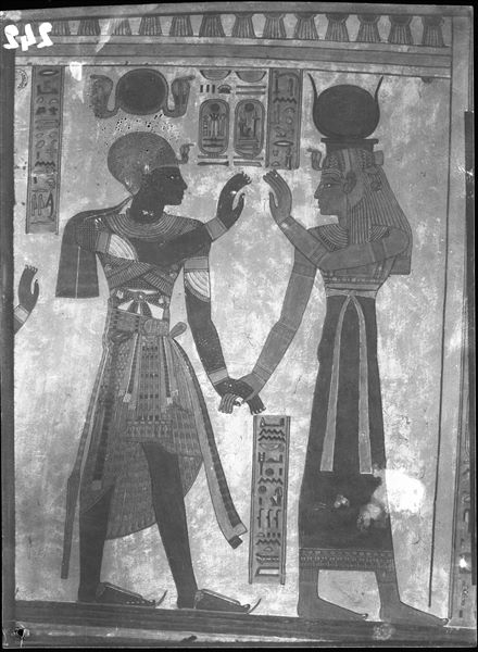 Parete sud (di fondo) dell'anticamera della tomba di Amenherkhepeshef (QV55), lato a sinistra dell’accesso alla camera funeraria. La dea Iside tiene per mano il faraone Ramesse III. Scavi Schiaparelli. 