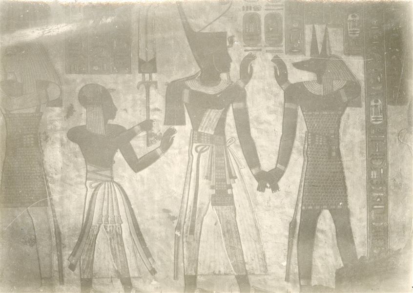 Parete est (sinistra) della sala trasversale della tomba del principe Amenherkhepeshef (QV55). Sono rappresentati quattro personaggi, in due scene distinte. Da sinistra: Ptah-Tatanen (rivolto verso Ramesse III, non visibile), il giovane Amenherkhepeshef, Ramesse III con Duamutef. Fotografia molto sbiadita. Scavi Schiaparelli.