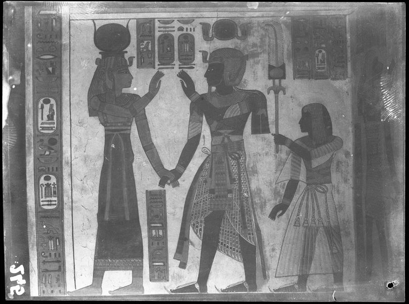 Parete sud (di fondo) dell'anticamera della tomba di Amenherkhepeshef (QV55), lato ovest (destro) dell’accesso alla camera funeraria. Da destra, sono rappresentati: il giovane Amenherkhepeshef, il padre, il faraone Ramesse III, che dà la mano alla dea Hathor. Scavi Schiaparelli.