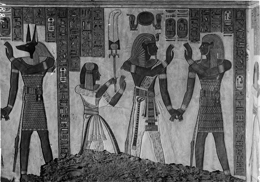 Parete est (sinistra) dell’anticamera della tomba di Amenherkhepeshef (QV55). In questa fotografia sono osservabili due scene, nella prima il genio funerario Duamutef tiene la mano di Ramesse III, in questa immagine non visibile. Nella seconda, Ramesse III dà la mano al genio funerario Imseti. Dietro il faraone, il figlio, Amenherkhepeshef. Scavi Schiaparelli.