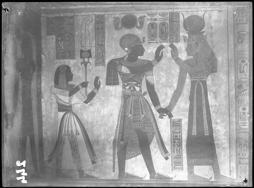 Parete sud (di fondo) dell'anticamera della tomba QV55 di Amenherkhepeshef, lato est (sinistro) dell’accesso alla camera funeraria. La dea Iside tiene per mano il faraone Ramesse III. A sinistra, è presente Amonhekepeshef. Scavi Schiaparelli. 