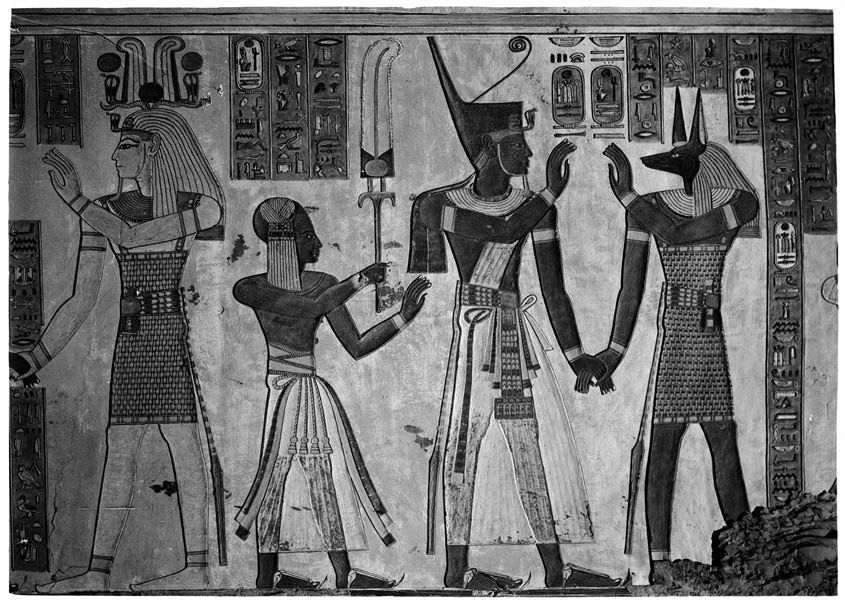 Parete est (sinistra) dell’anticamera della tomba di Amenherkhepeshef (QV55). In questa fotografia sono osservabili due scene, nella prima il dio Ptah-Tatanen tiene la mano di Ramesse III, in questa immagine non visibile. Nella seconda (a destra), Ramesse III dà la mano al genio funerario Duamutef. Dietro il faraone, il figlio, Amenherkhepeshef. Scavi Schiaparelli.