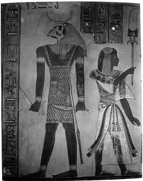 Parete della camera funeraria della tomba di Amenherkhepeshef (QV55). A destra, è visibile il giovane Amenherkhepeshef, a sinistra un riferimento al cap. 145 del Libro dei Morti, con la rappresentazione del guardiano (il quarto), con testa taurina, di uno dei portali. Scavi Schiaparelli. 