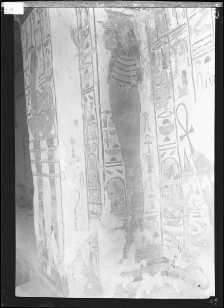 Annesso occidentale, scena 36. La regina Nefertari è rappresentata mummiforme. A sinistra, l’accesso alla camera funeraria.