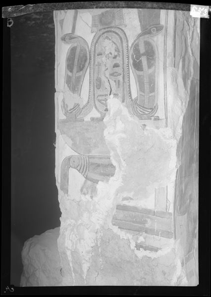 Accesso all’annesso settentrionale, scena 38. È rappresentato il cartiglio di Nefertari in mezzo a due serpenti, poggianti su un cesto, poggiante a sua volta sul geroglifico Nbw, “oro”.