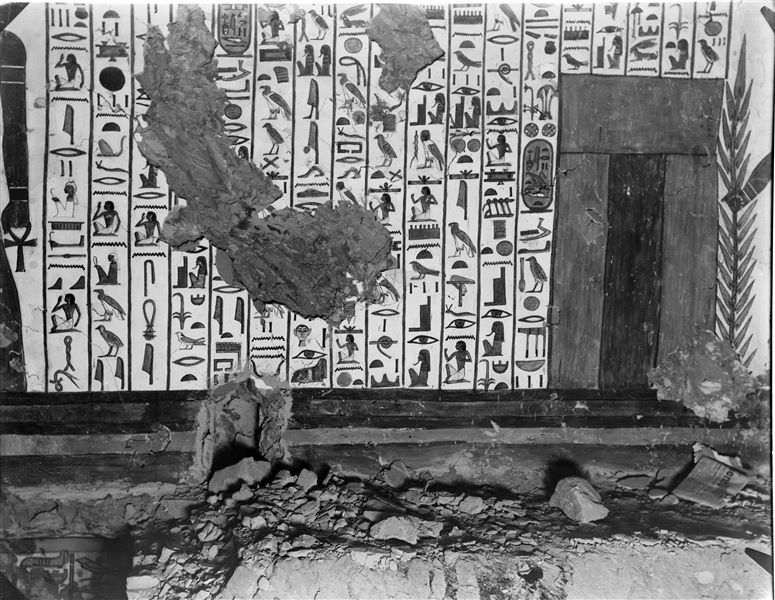 Camera funeraria, parete ovest, scena 30. Si nota la continuazione del testo del cap. 144 del Libro dei Morti, a cui segue, sulla destra la terza porta. Oggigiorno una parte di intonaco di questa parete è crollata.