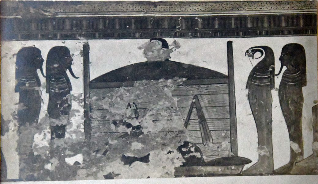 Fotografia scattata all’interno della tomba della regina Nefertari (QV66). Parete nord dell’anticamera, registro superiore, scena 4. Anubi è rappresentato accovacciato davanti ad una cassetta canopica o una cappella, ai cui lati sono disposti i quattro figli di Horo. Archivio Angelo Sesana.