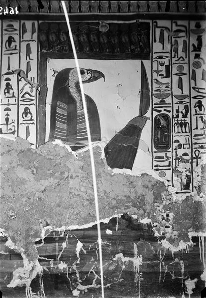 Camera funeraria, parete sud, lato est, scena 33. Continua la rappresentazione del cap. 146 del Libro dei Morti, si riconoscono il primo portale e il suo guardiano, a testa di avvoltoio. 